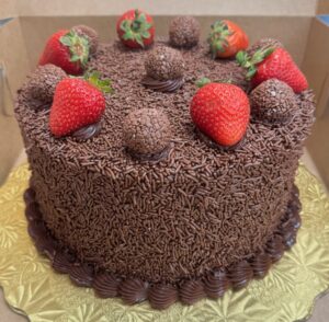 115 cobertura de brigadeiro + docinhos + morangos