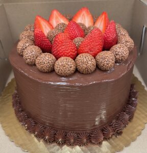 121 cobertura de brigadeiro + docinhos + morangos