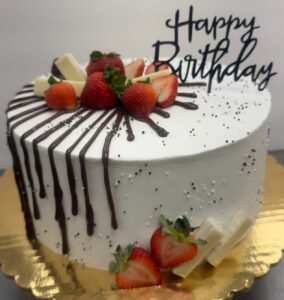 159 pérolas + morangos + plaquinha happy birthday